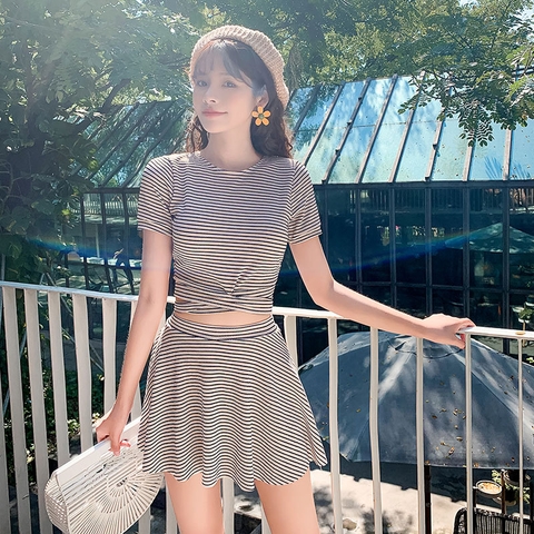 Bộ đồ bơi hai mảnh kẻ sọc kiểu dáng xinh xắn dành cho nữ