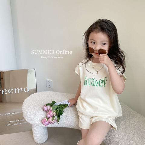 Bộ đồ thể thao hai mảnh áo tay ngắn in chữ tương phản và quần đùi thời trang giản dị
