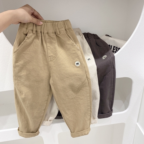 Quần kaki phối túi thêu chữ đơn giản cho bé trai