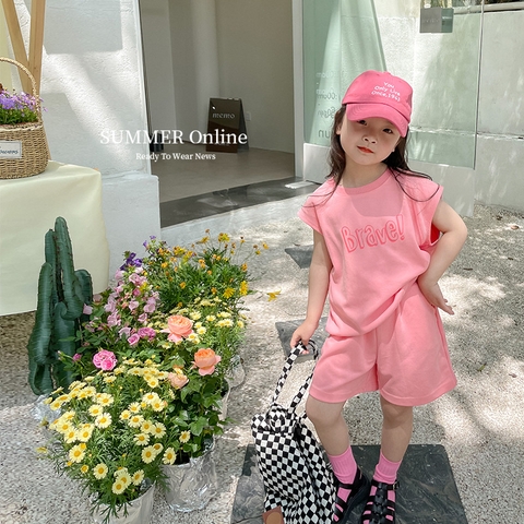 Bộ đồ thể thao hai mảnh áo tay ngắn in chữ tương phản và quần đùi thời trang giản dị