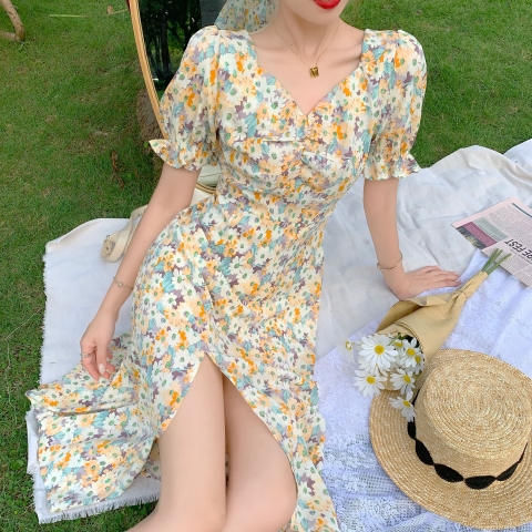 Đầm xẻ tà tay ngắn cổ chữ V kèm họa tiết hoa thời trang