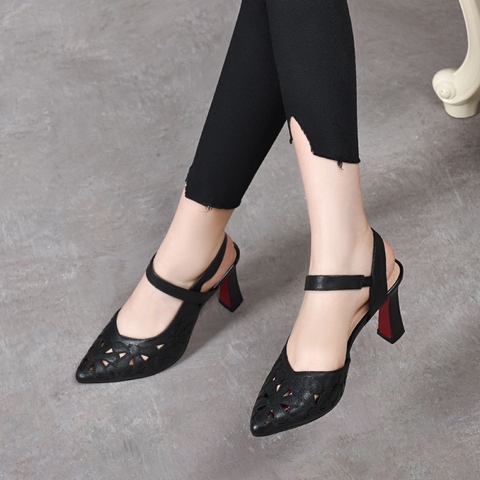 Giày sandal cao gót nữ bít đầu phối họa tiết hoa trẻ trung