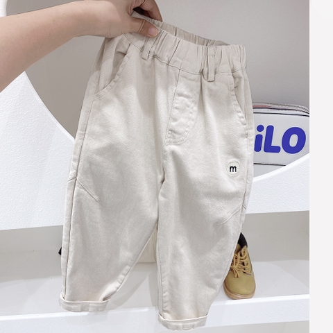 Quần kaki phối túi thêu chữ đơn giản cho bé trai