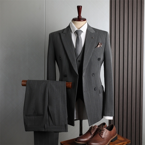 Bộ đồ vest kèm áo gile kẻ sọc sang trọng lịch lãm phong cách Anh Quốc