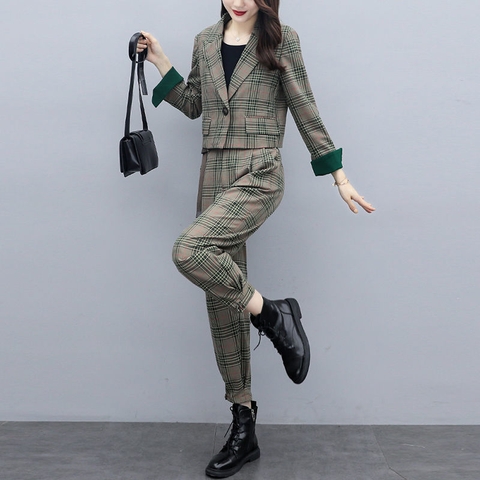 Bộ đồ vest hai mảnh vải kẻ sọc, quần có dây thắt lưng thời trang