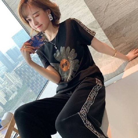 Bộ đồ thể thao giản dị họa tiết hoa cúc thời trang dành cho nữ