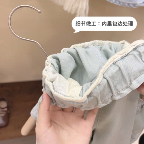 Bộ đồ hai mảnh gồm áo hai dây và quần ống rộng thời trang dành cho bé gái