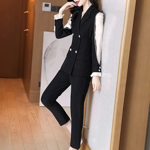 Bộ đồ vest hai mảnh thời trang sang trọng, phong cách phương Tây