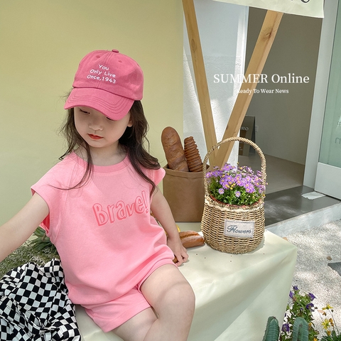 Bộ đồ thể thao hai mảnh áo tay ngắn in chữ tương phản và quần đùi thời trang giản dị