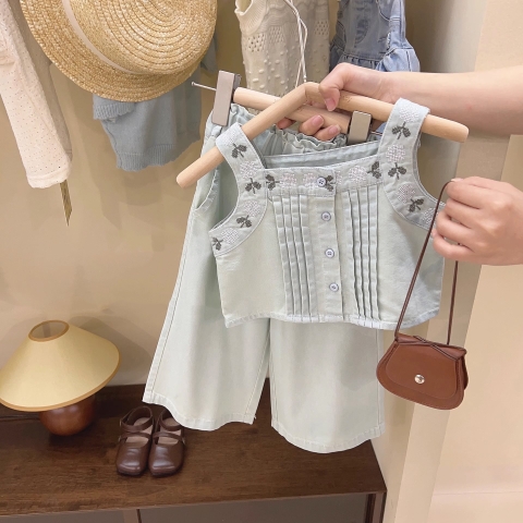 Bộ đồ hai mảnh gồm áo hai dây và quần ống rộng thời trang dành cho bé gái