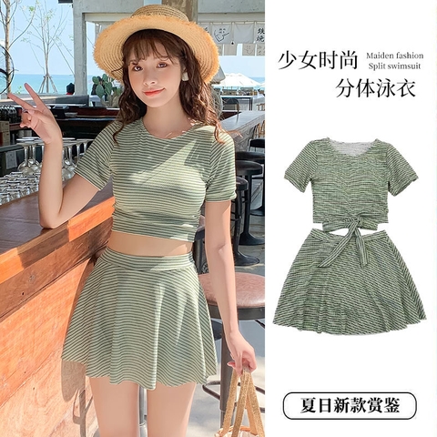 Bộ đồ bơi hai mảnh kẻ sọc kiểu dáng xinh xắn dành cho nữ