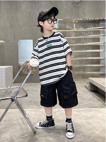 Bộ đồ ngắn tay mát mẻ họa tiết kẻ sọc phong cách đường phố cho bé trai