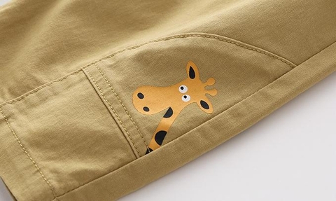 Quần short kaki cotton thoáng khí in hình hươu cao cổ cho bé trai