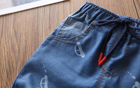 Quần short jean bé trai in hình ô tô lưng chun dây rút
