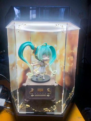 HỘP TRƯNG BÀY MÔ HÌNH HATSUNE MIKU - NENDOROID (#1538) - SYMPHONY 5TH ANNIVERSARY VER (GSC) (M FIGURE) MICA BOX