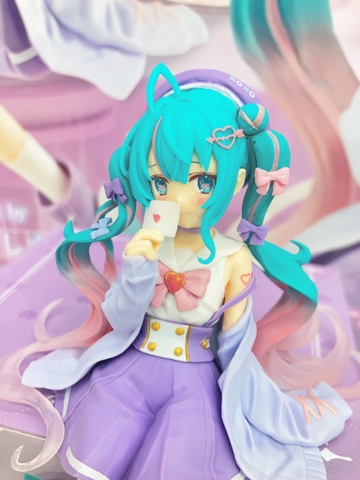MÔ HÌNH Hatsune Miku -Piapro Characters -  Noodle Stopper Figure - Sailor Suit in Love, Purple (FuRyu) FIGURE CHÍNH HÃNG