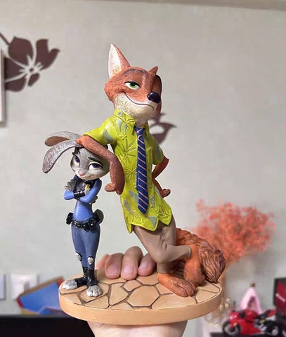 MÔ HÌNH Nick & Judy - Zootopia - Disney Showcase - From Rivals to Partners (Enesco) FIGURE CHÍNH HÃNG