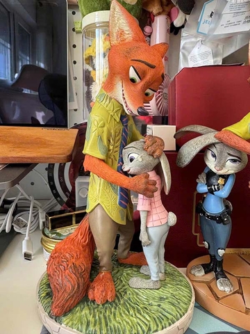 MÔ HÌNH Nick & Judy - Zootopia - Disney Showcase – Comfort & Trust (Enesco) FIGURE CHÍNH HÃNG