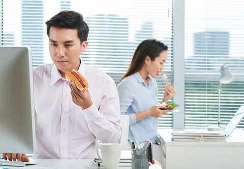 Sai lầm với bữa trưa thường thấy ở dân văn phòng