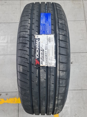 235/65R17 YOKOHAMA Nhật BluEarth-XT AE61