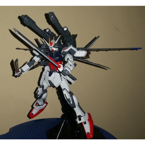 Mô hình lắp ráp Gundam MG 1/100 GAT-X105 STRIKE GUNDAM + I.W.S.P