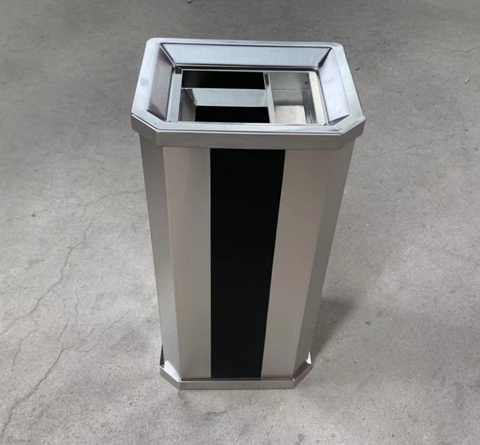 Thùng rác vuông, cửa trên A59