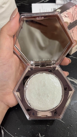 Phấn Bắt Sáng Fenty Beauty Diamond Bomb All-Over Diamond Veil - 01 How Many Carats - 8g Fullbox Hàng US (Bị vỡ)