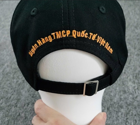 Đặt nón đồng phục