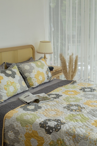 Bộ chăn gối ghép lục giác vàng ghi cạnh 5cm, chần máy, 2x2m2