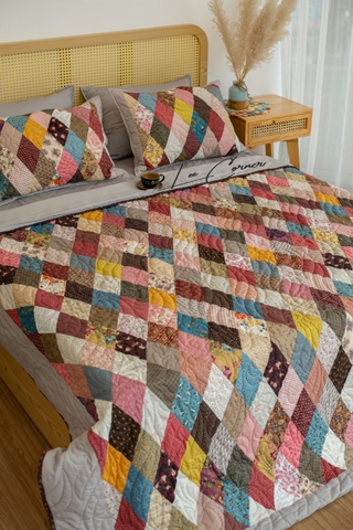 Bộ chăn ghép vải phức tạp hình tam giác, chần máy màu nâu đỏ size 2x2,2m