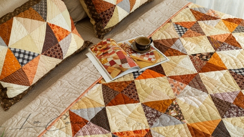 Bộ chăn ghép vải phức tạp hình tam giác, chần máy màu nâu cam size 2x2,2m