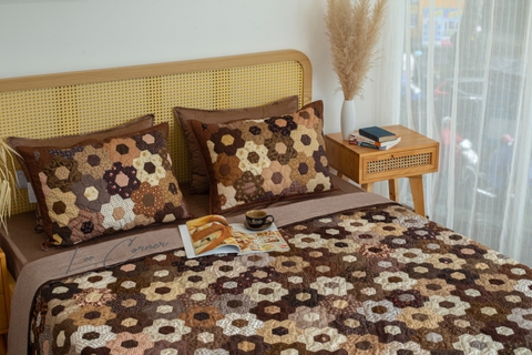 Chăn ghép vải hình lục giác cạnh 3cm màu nâu đất đậm, chần tay, size 2x2,2