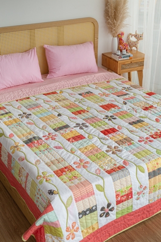 Chăn ghép vải khâu áp hoa màu hồng cam, chần tay size 2x2,2m