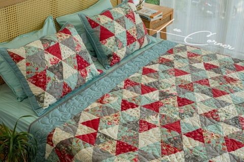 Chăn ghép vải đối xứng hình tam giác, chần máy màu đỏ xanh size 2x2,2m