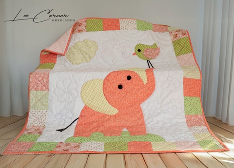 Chăn ghép vải áp máy, voi hồng nền trắng, chần tay, kích thước 1,2x1,5m