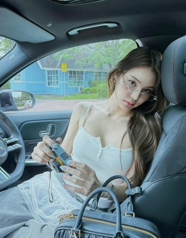 Kính Mát Gentle Monster Jewerly Glitz 02 Màu Trắng