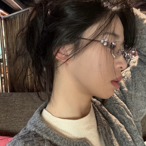 Kính Mát Gentle Monster Jewerly Glitz YVG Màu Xám