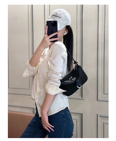 Túi Đeo Vai Rodeo Remake Korea Mini Clutch Màu Đen Khoá Bạc