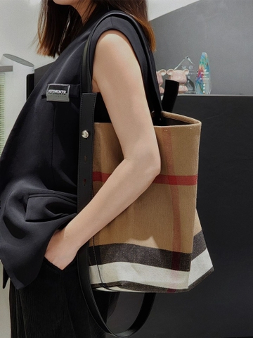 Túi Hobo Burberry Remake Korea Canvas
