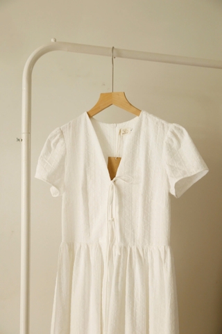 Đầm trắng ren lỗ cột dây Flora