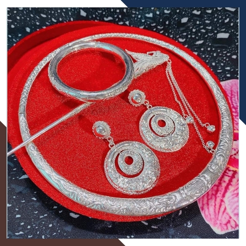 Bộ trang sức hầu đồng gồm Kiềng cổ, kiềng tay, trâm cài tóc, bông tai và khánh bằng bạc ta nguyên chất mã 46C5762