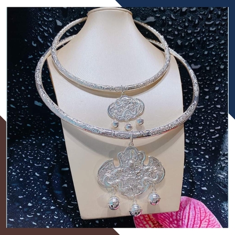 Bộ trang sức hầu đồng gồm Kiềng cổ, kiềng tay, trâm cài tóc, bông tai và khánh bằng bạc ta nguyên chất mã 46C5762