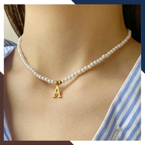 Vòng cổ ngọc trai hạt nhỏ dáng choker mặt chữ cái cho nữ mặc áo dài đẹp mã 45CH280