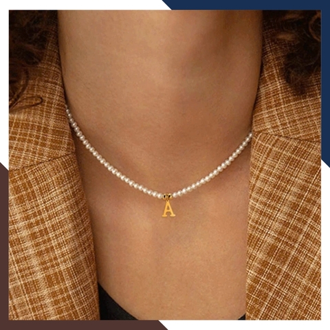 Vòng cổ ngọc trai hạt nhỏ dáng choker mặt chữ cái cho nữ mặc áo dài đẹp mã 45CH280