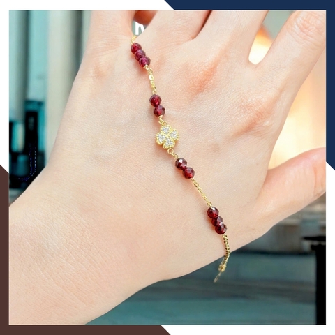 Lắc Tay Vàng 10K Mix Đá Garnet Đỏ Charm Cỏ 4 Lá May Mắn LTVN240 – Cho Nữ Mệnh Hoả