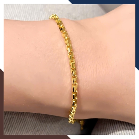 Lắc Tay Vàng Nữ Trơn Kiểu Chữ Cong Hàn Quốc LTVN301 – Đeo Sang, Bắt Sáng, Có Giấy Kiểm Định