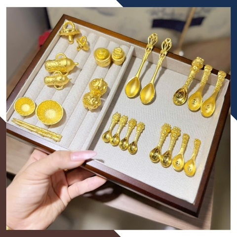 Bộ Bát Đũa Vàng Ta 24K 9999 QTV32 – Kỷ Vật Thôi Nôi Cho Bé | Ngọc Trai Anchi