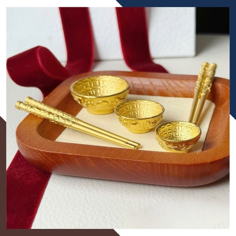 Bộ Bát Đũa Vàng Ta 24K 9999 QTV32 – Kỷ Vật Thôi Nôi Cho Bé | Ngọc Trai Anchi