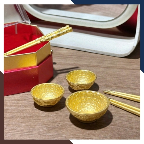 Bộ Bát Đũa Vàng Ta 24K 9999 QTV32 – Kỷ Vật Thôi Nôi Cho Bé | Ngọc Trai Anchi