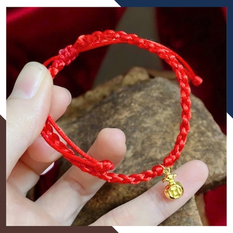 VCHV109 – Vòng Chỉ Đỏ Charm Vàng 10K Dây Rút Tết Thủ Công